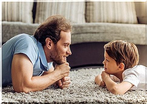 Father and son looking into each other's eyes, happy thanks to an education without shouts