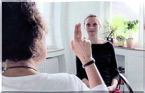 Psychologist applies EMDR technique