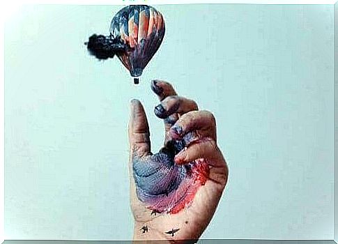 hand-with-balloon